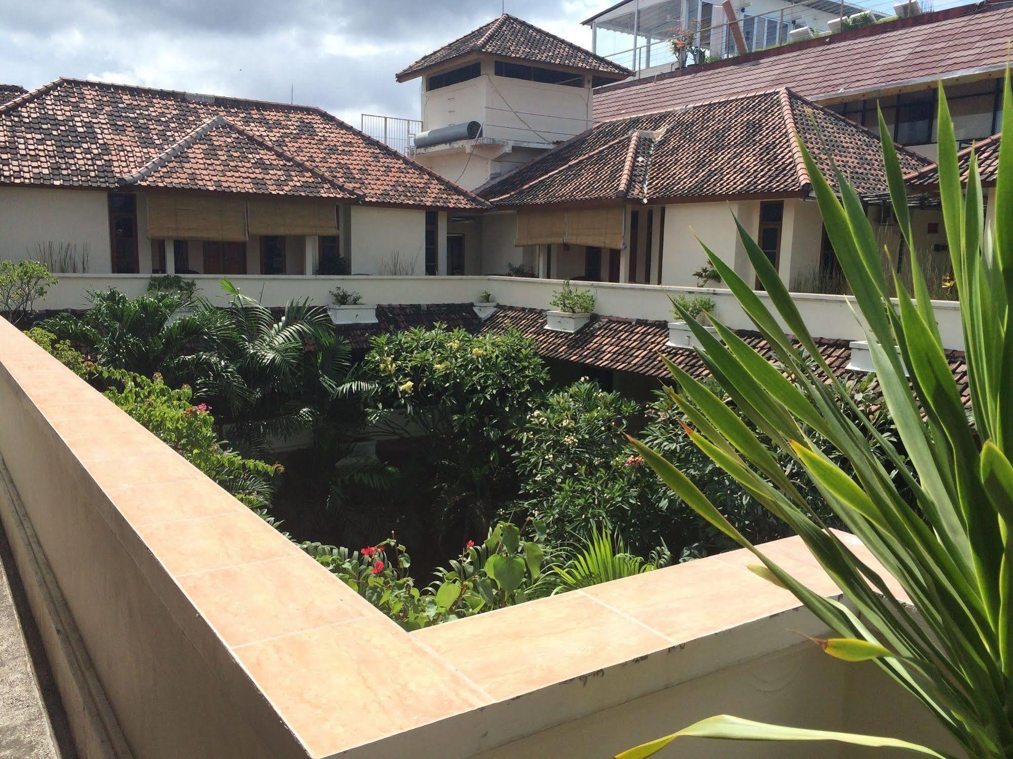 Secret Garden Inn Kuta  Exterior photo