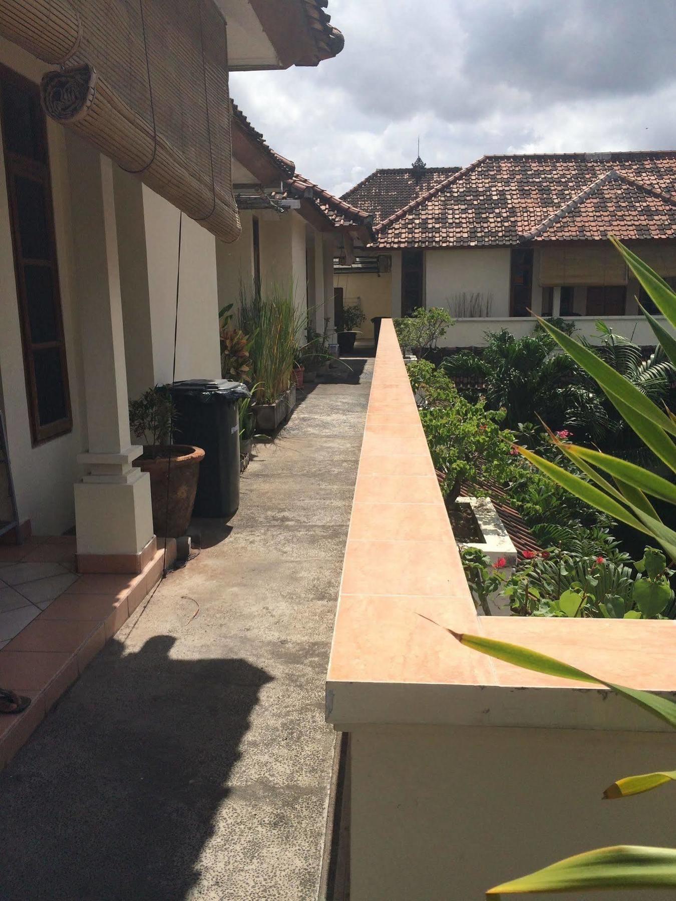 Secret Garden Inn Kuta  Exterior photo