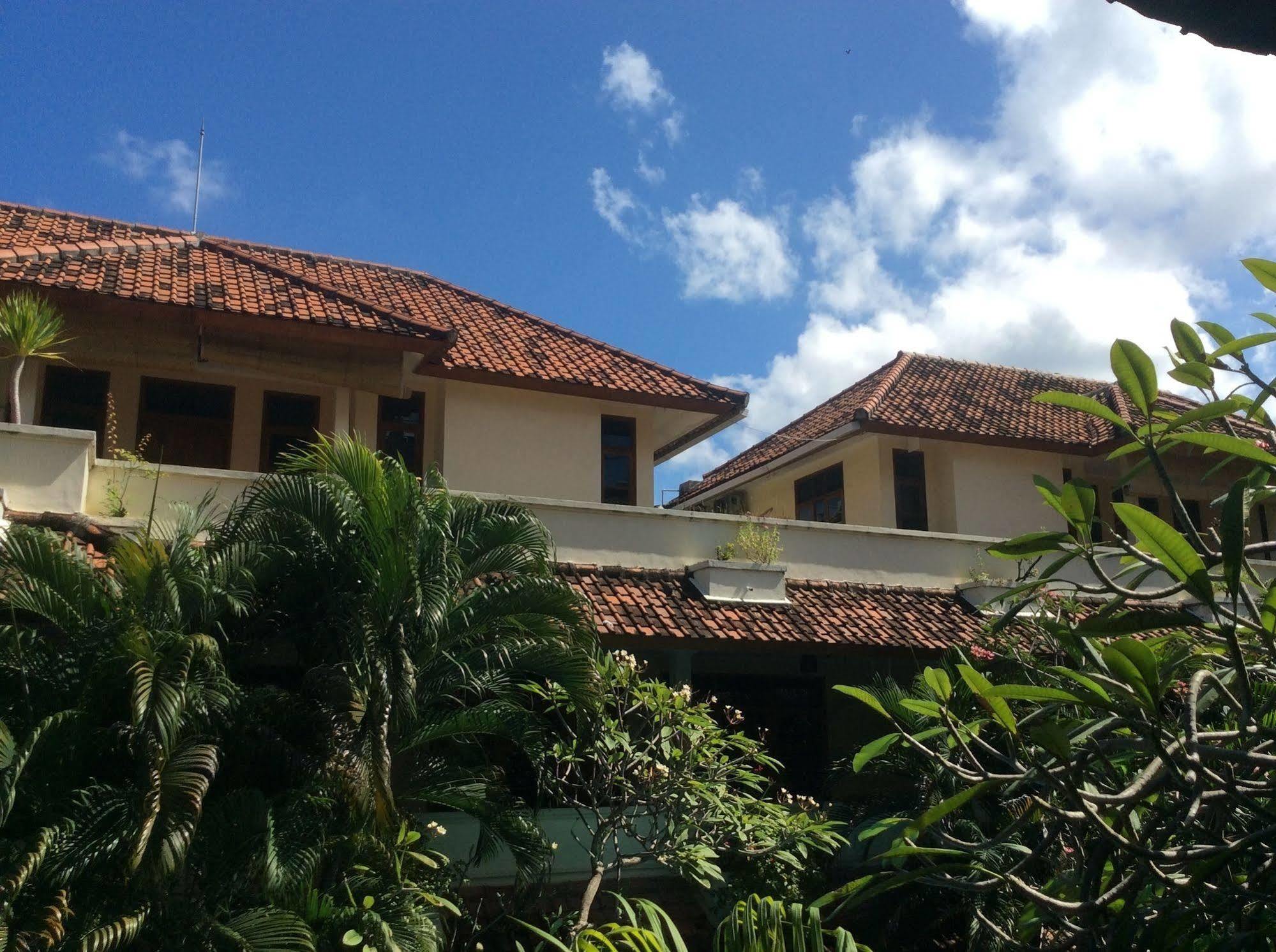 Secret Garden Inn Kuta  Exterior photo